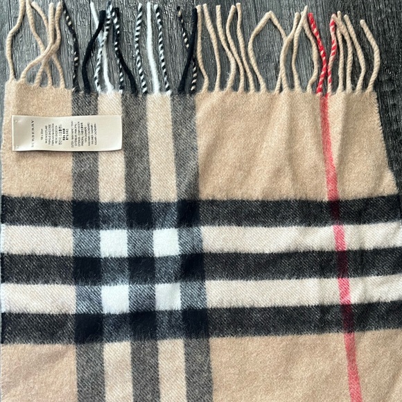 Like new Classic Burberry Scarf - Picture 1 of 3